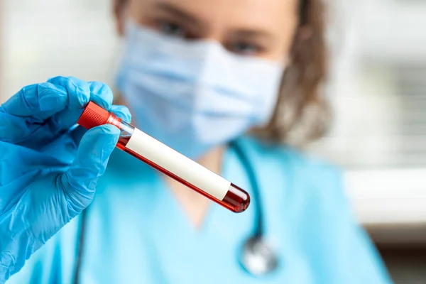 Nurse Wearing Respirator Mask Holding Positive Blood Test Result Covid — Stock Photo, Image