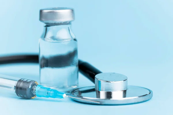 Vial Vacuna Con Jeringa Estetoscopio Sobre Fondo Azul —  Fotos de Stock