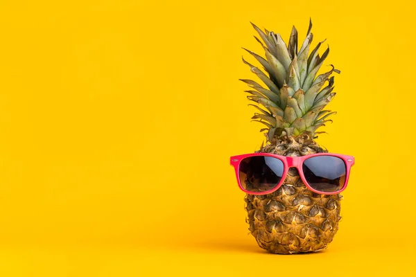 Ananas Mit Sonnenbrille Auf Gelbem Hintergrund Sommerferienkonzept — Stockfoto