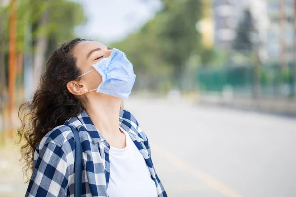 身穿医疗服的年轻女子在街上呼吸新鲜空气 — 图库照片