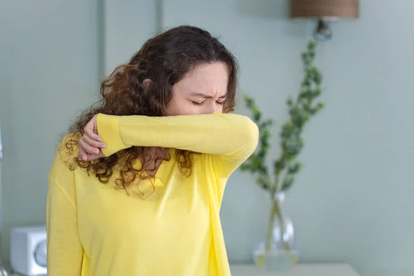 Jonge Vrouw Met Gezichtsmasker Niezen Elleboog — Stockfoto