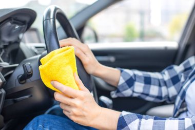 Arabada koronavirüs hastalığından kaynaklanan dezenfeksiyon yüzeyleri var.