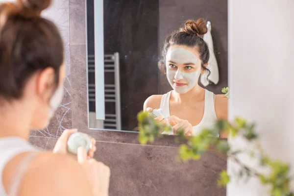 Mujer Joven Aplicando Mascarilla Casa —  Fotos de Stock