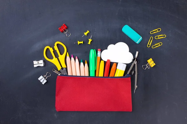 学校のコンセプトに戻る 黒板の鉛筆ケース — ストック写真