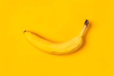 Sarı arka planda taze olgun muz.