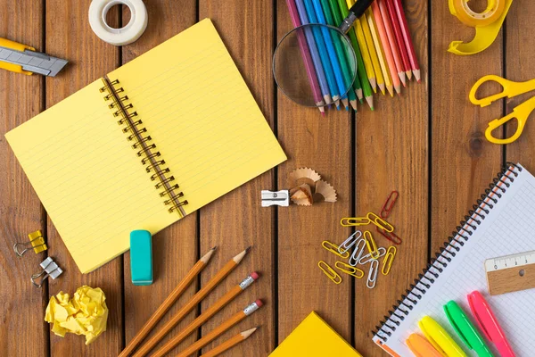 Schreibwaren Auf Holzschreibtisch Mit Notizblock Und Rahmen Für Schulbürobedarf lizenzfreie Stockbilder