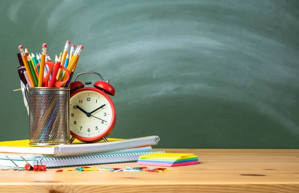 Bandeja Lápiz Reloj Despertador Pila Cuadernos Aula Regreso Concepto Escolar — Foto de Stock