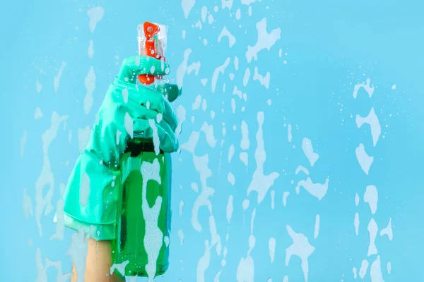 Kobieta Rękawicy Trzyma Spray Okienny Niebieskim Tle — Zdjęcie stockowe