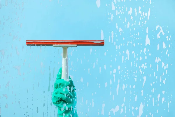 Mycí Rukavice Čisticí Stěrač Izolované Modrém Mýdlovém Skle Stisk Utřít — Stock fotografie
