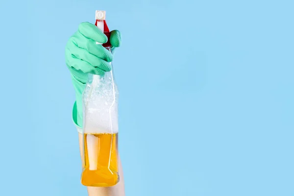 Weibliche Hand Handschuh Hält Fensterspray Auf Blauem Hintergrund — Stockfoto