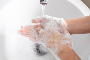 Coronavirus önleme için sabuncu kadınla el yıkama.