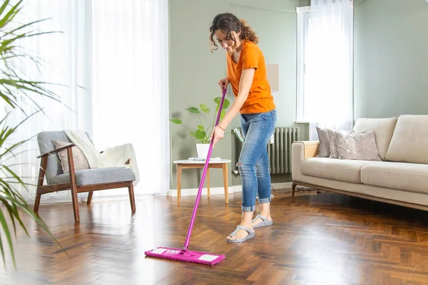 Young Housewife Cleaning Wooden Parquet Using Microfiber Mop Pad Routine — Stock Photo, Image