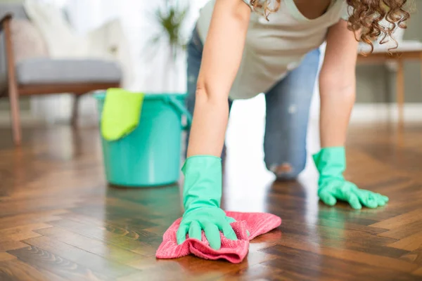 Joven Ama Casa Con Guantes Limpiando Suelo Concepto Tareas Domésticas — Foto de Stock