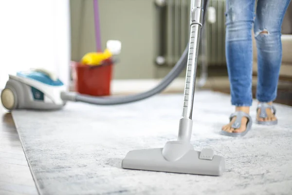 Young Housewife Cleaning House Vacuum Cleaner Using Vacuum Cleaner Clean — Stock Photo, Image