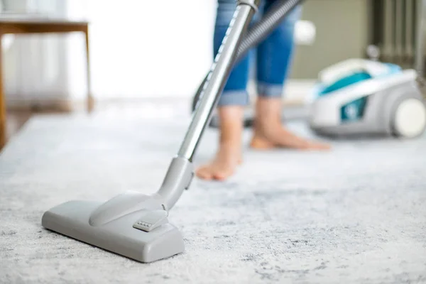 Young Housewife Cleaning House Vacuum Cleaner Using Vacuum Cleaner Clean — Stock Photo, Image