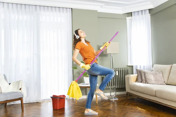 Full Length Cheerful Young Housewife Using Broom Dancing Having Fun — Stock Photo, Image