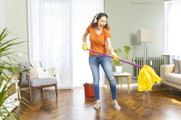 Full Length Cheerful Young Housewife Using Broom Dancing Having Fun — Stock Photo, Image