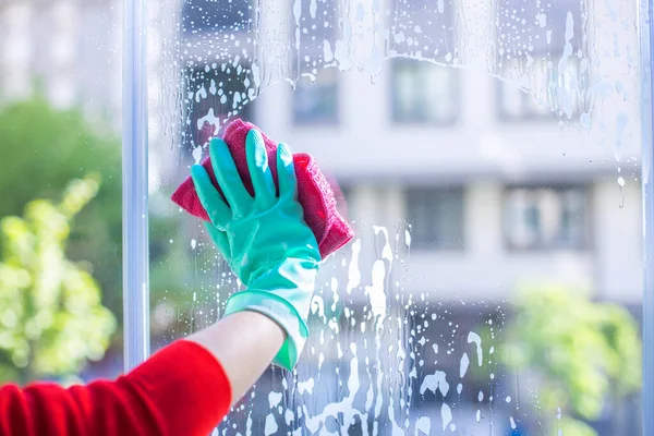 Manos Guantes Con Toallitas Limpiadoras Ventana Lavando Vidrio Las Ventanas —  Fotos de Stock