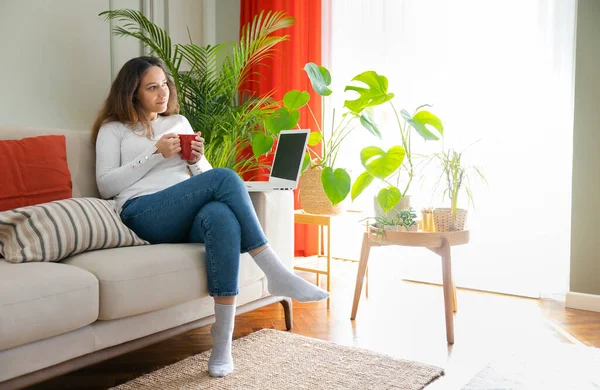 Jeune Femme Assise Sur Canapé Utilisant Ordinateur Portable Boire Café — Photo