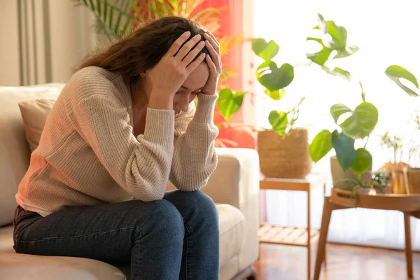 Young Depressed Woman Sitting Sofa Living Room She Feeling Sad — Stock Photo, Image