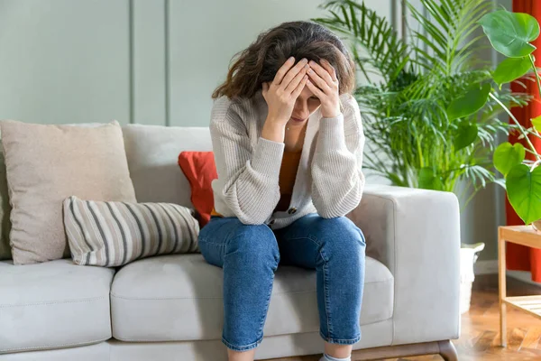 Joven Mujer Deprimida Sentada Sofá Sala Estar Siente Triste Preocupada — Foto de Stock