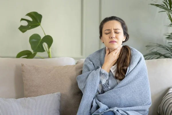 Jonge Vrouw Raakt Pijnlijke Nek Keelpijn Tegen Griep Verkoudheid Infectie — Stockfoto