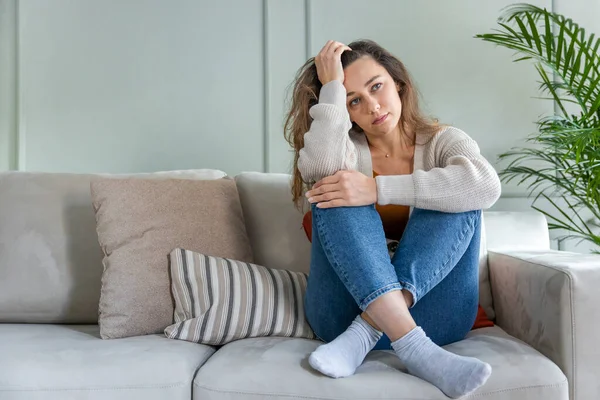 Jeune Femme Allongée Maison Dans Salon Assis Sur Canapé Elle — Photo