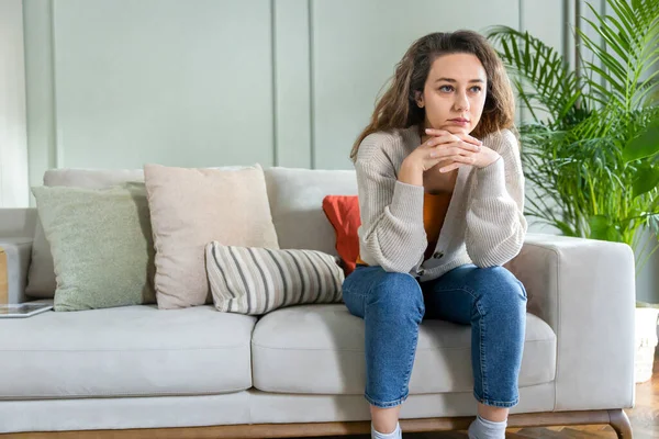 Young Depressed Woman Sitting Sofa Living Room She Feeling Sad — Stock Photo, Image