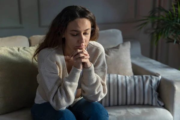 Jeune Femme Déprimée Assise Sur Canapé Dans Salon Elle Sent — Photo