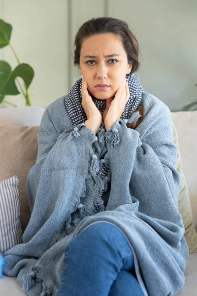 Junge Frau Berührt Schmerzenden Hals Halsschmerzen Wegen Grippe Erkältung Und — Stockfoto
