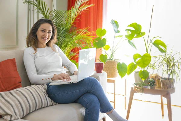 Giovane Donna Seduta Sul Divano Utilizzando Computer Portatile — Foto Stock