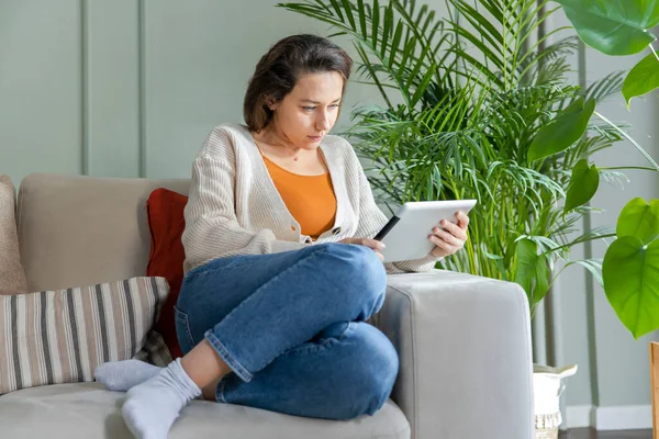 Jeune Femme Assise Sur Canapé Dans Salon Utilisant Tablette — Photo