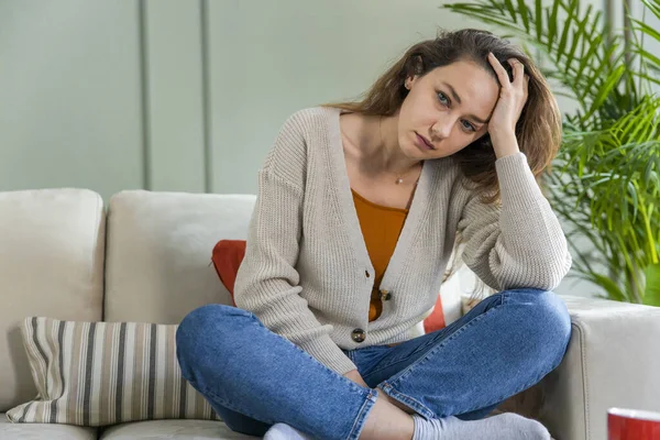 Een Jonge Vrouw Die Thuis Ligt Woonkamer Bank Zit Voelt — Stockfoto