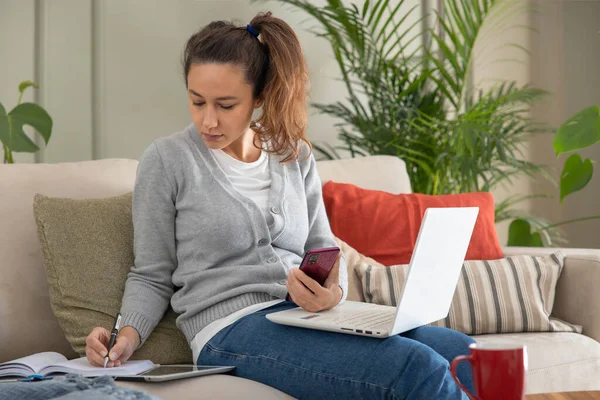 Donna Che Usa Computer Portatile Sul Divano Casa Ambiente Lavoro — Foto Stock