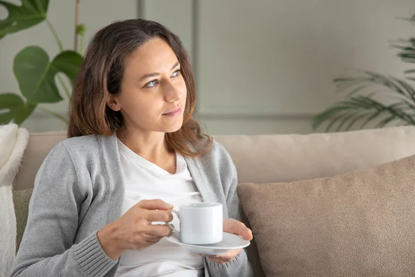 Serene Jonge Vrouw Genieten Van Hete Koffie Thuis — Stockfoto