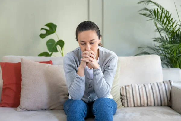 Young Depressed Woman Sitting Sofa Living Room She Feeling Sad — Stock Photo, Image