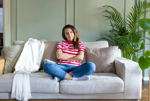 Jeune Femme Regardant Réfléchi Tout Relaxant Sur Canapé Hom — Photo