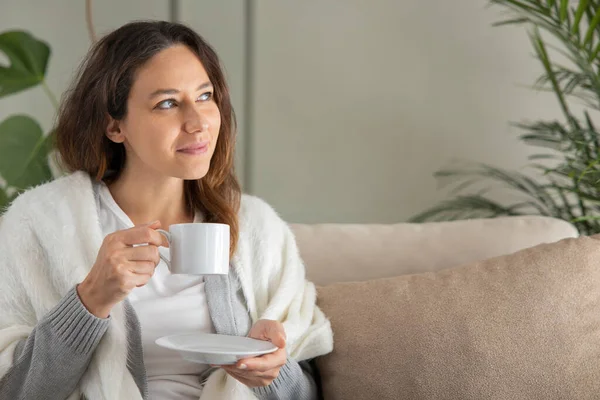 Vrolijke Jonge Vrouw Genieten Van Een Kopje Koffie Thuis — Stockfoto