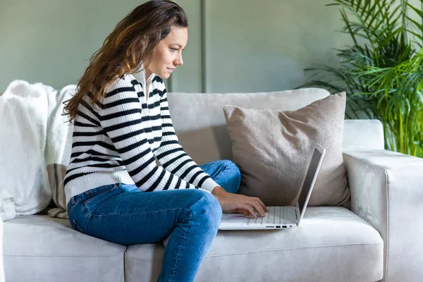 Donna Che Usa Computer Portatile Sul Divano Casa Ambiente Lavoro — Foto Stock