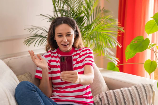 Jonge Glimlachende Vrouw Video Chatten Met Behulp Van Mobiele Telefoon — Stockfoto