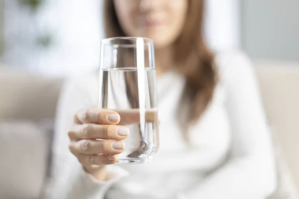 Mujer Joven Bebiendo Agua Sentada Sofá Casa Beneficios Para Salud — Foto de Stock