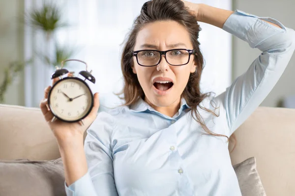 Mujer Negocios Con Problemas Con Reloj Oficina Casa Concepto Gestión — Foto de Stock