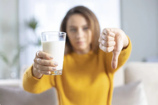 Giovane Donna Con Bicchiere Latte Segno Negativo Che Mostra Antipatia — Foto Stock