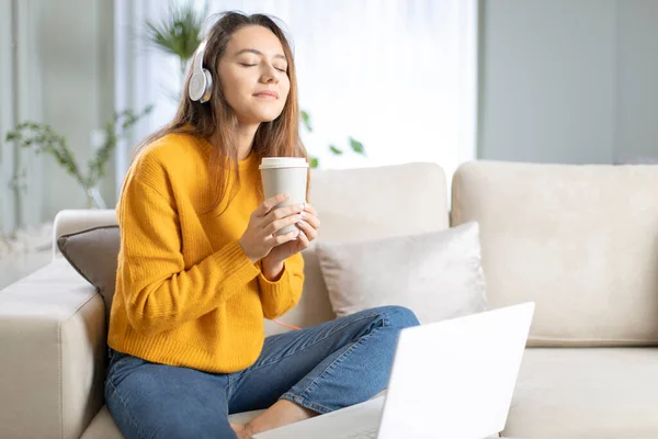 Mutlu Genç Kadın Elinde Kahve Fincanıyla Evde Müzik Dinliyor — Stok fotoğraf