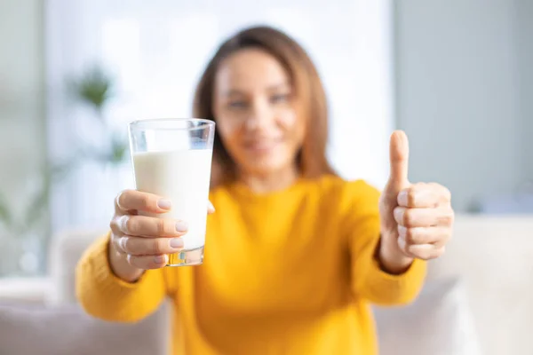 Jonge Vrouw Met Een Glas Melk Doet Het Goed Teken — Stockfoto