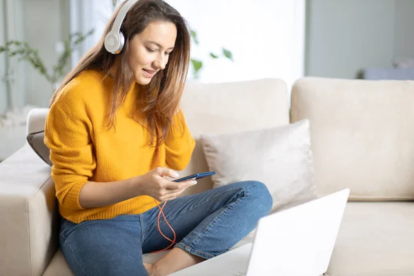 Feliz Joven Mujer Está Escuchando Música Casa Con Teléfono Inteligente —  Fotos de Stock