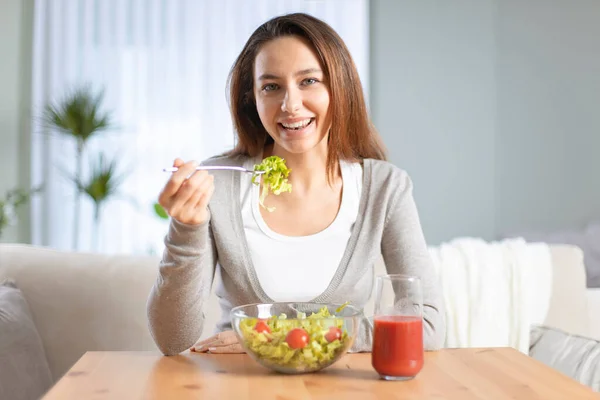 Porträt Einer Attraktiven Jungen Frau Die Wohnzimmer Einen Salat Isst — Stockfoto