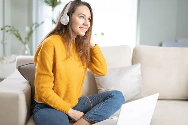 Feliz Joven Mujer Está Escuchando Música Casa —  Fotos de Stock