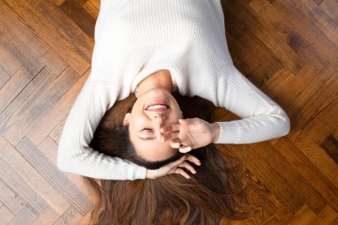 Genç esmer kadın evde kendini huzurlu ve mutlu hissediyor.