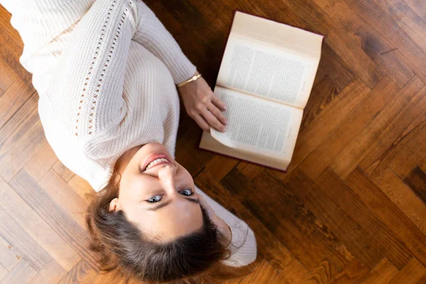 Rilassato Giovane Donna Sdraiata Sul Pavimento Lettura Libro — Foto Stock